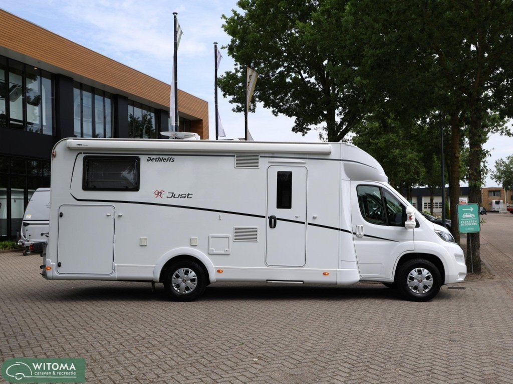 Dethleffs Just 90 T 7052 EB 2021 slechts 9.241 km eerste eig, Caravans en Kamperen, Campers, Ringverwarming, 7 tot 8 meter, Bedrijf