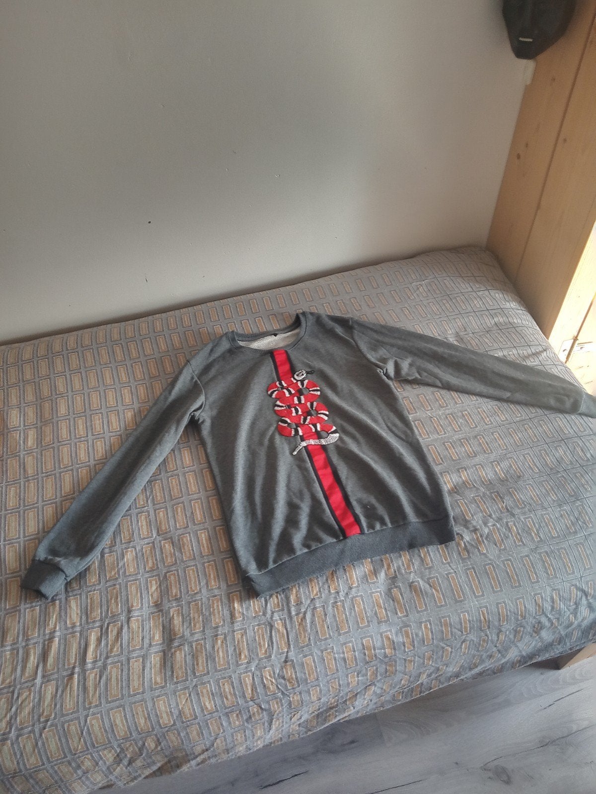 Grijze sweater met slangprint - Maat L, Maat 52/54 (L), Onbekend, Ophalen of Verzenden, Zo goed als nieuw