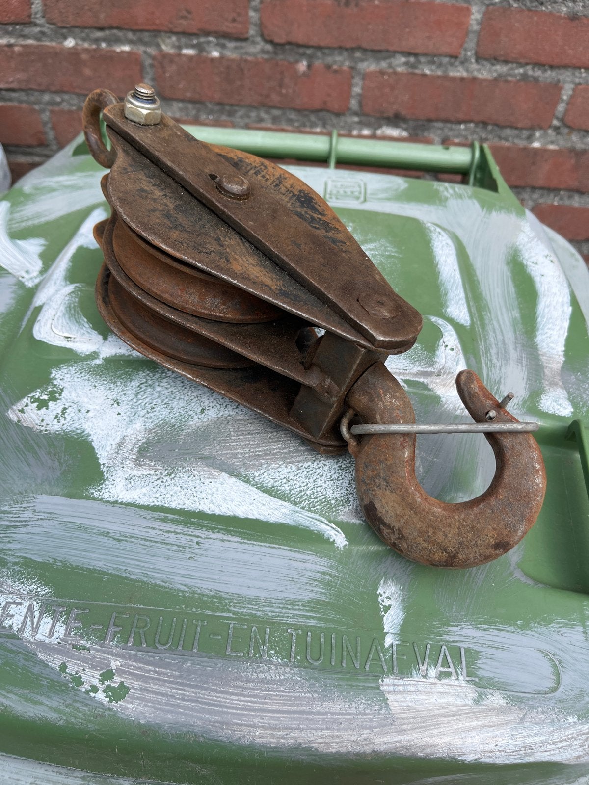 Oude roestige katrol met haak - decoratief, Ophalen of Verzenden, Gebruikt, Handmatig