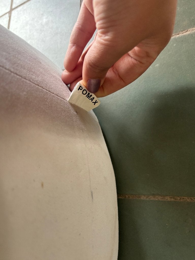 Pomax poef niervormig fluweel beige hocker  CS27097, Huis en Inrichting, Ophalen, Overige materialen, Gebruikt, 100 tot 125 cm