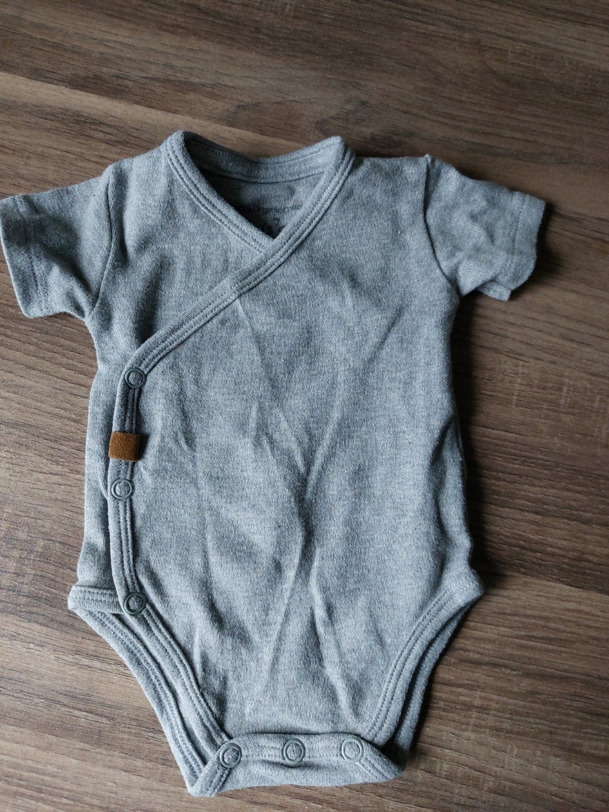 Mooie grijze romper van baby Only maat 50 z.g.a.n., Kinderen en Baby's, Babykleding | Maat 50, Nacht- of Onderkleding, Jongetje of Meisje
