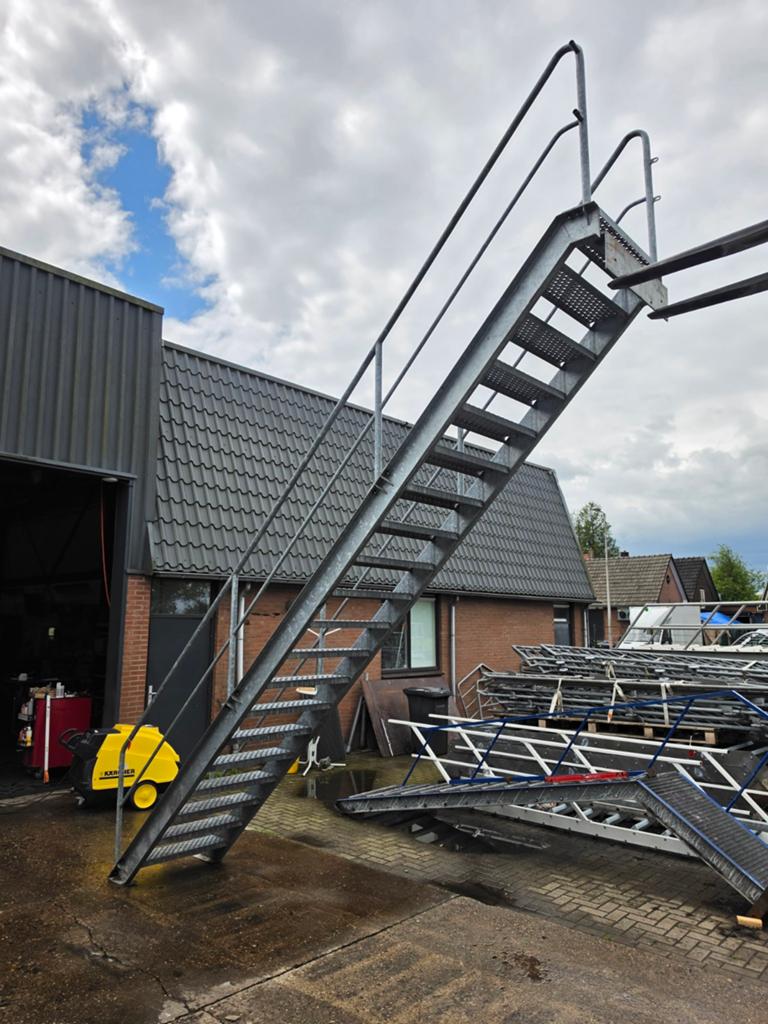 Stalen trap gegalv hoog 4,1mtr nor083, Ophalen, 2 tot 4 meter