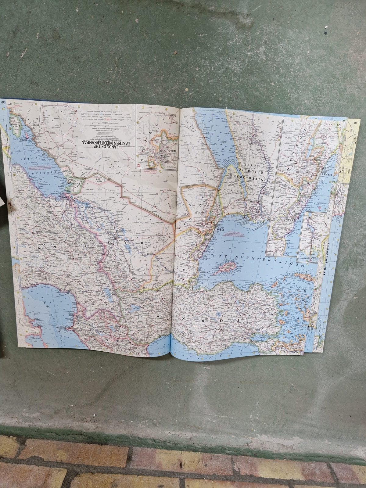 National Geographic Atlas of the World - Vergrote 2e editie, Gelezen, Overige atlassen, Ophalen of Verzenden, 1800 tot 2000