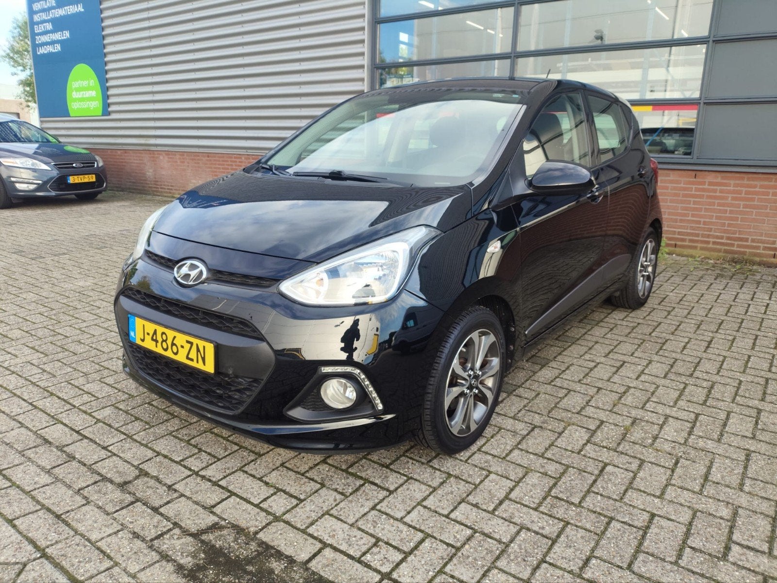 Hyundai i10 1.0 5 DRS AUT 2014 Zwart Stoel en Stuurwiel verw, Auto's, 31 €/maand, Zwart, Bedrijf, Stoelverwarming