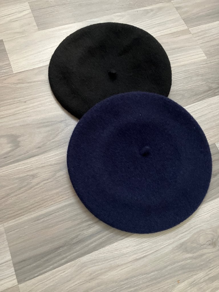 Donkerblauwe en zwarte baret, Ophalen, Hoed, One size fits all, Zo goed als nieuw