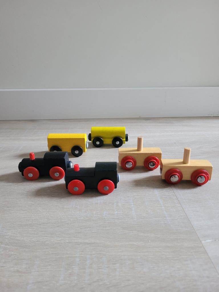 6x houten Ikea treintjes met magneet voor houten treinbaan, Ophalen of Verzenden, Zo goed als nieuw