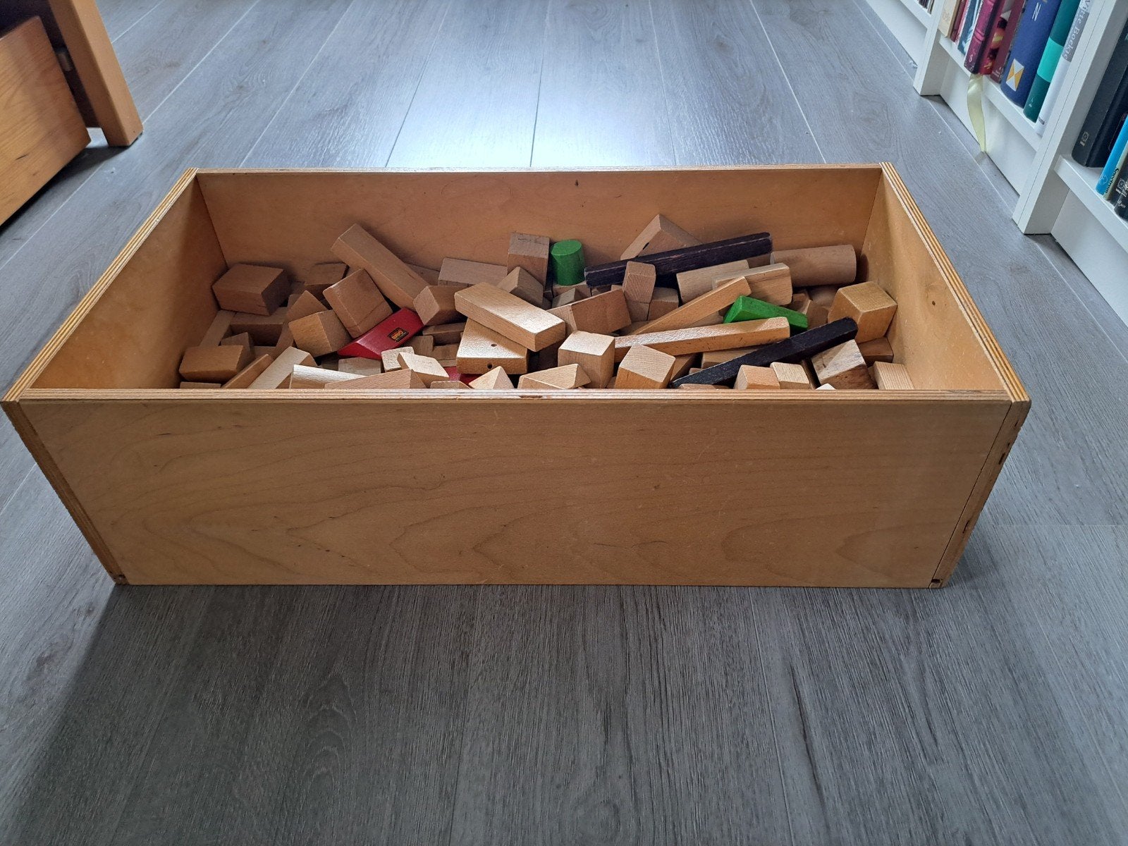 Oud kleutermateriaal: Houten doos met blokken, Ophalen, Gebruikt, Overige merken