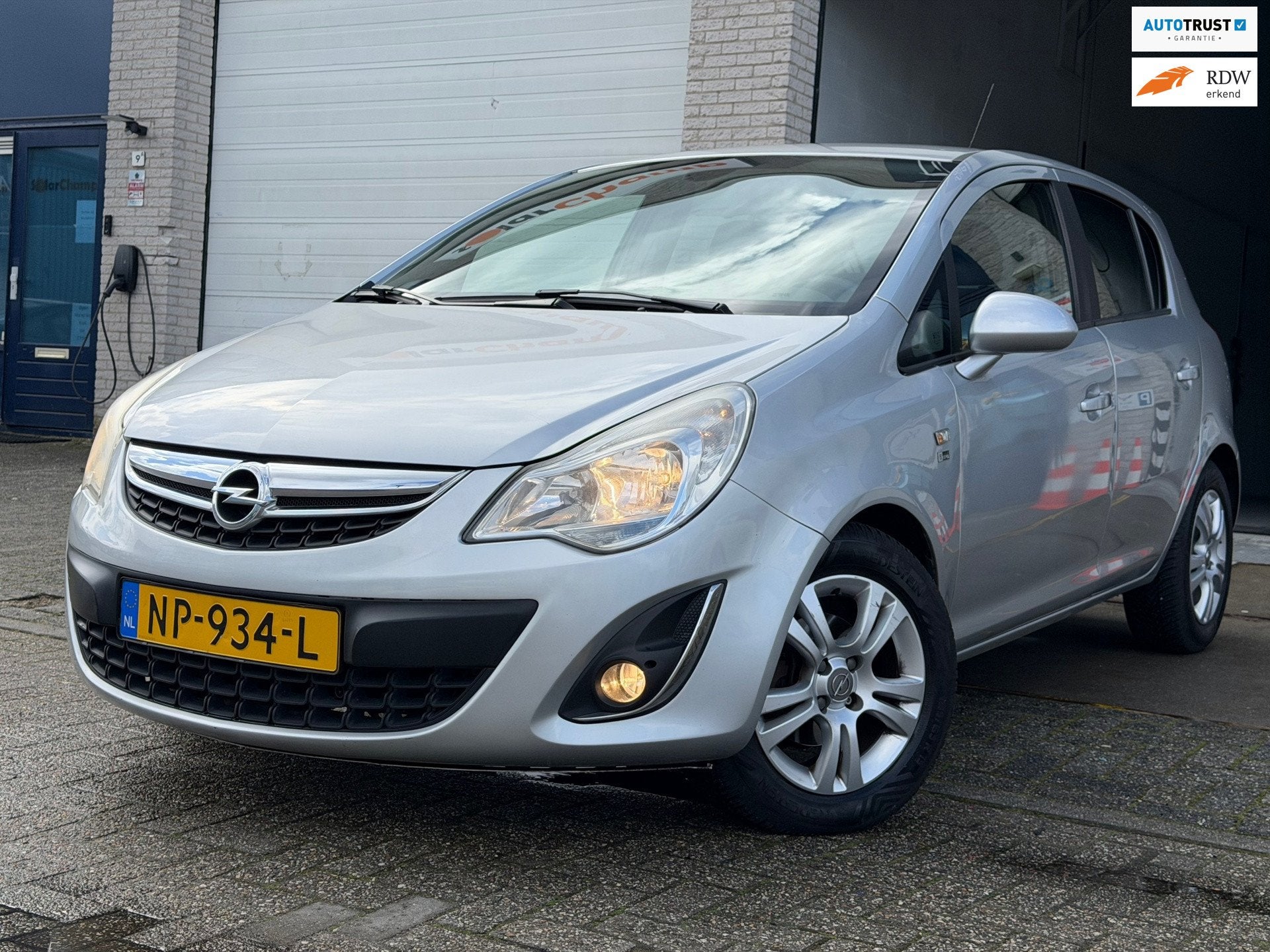 Opel Corsa 1.4-16V Cosmo/ AUTOMAAT/ 2e EIG/ dealeronderhoude, Auto's, Opel, Euro 5, 101 pk, Gebruikt, 1398 cc