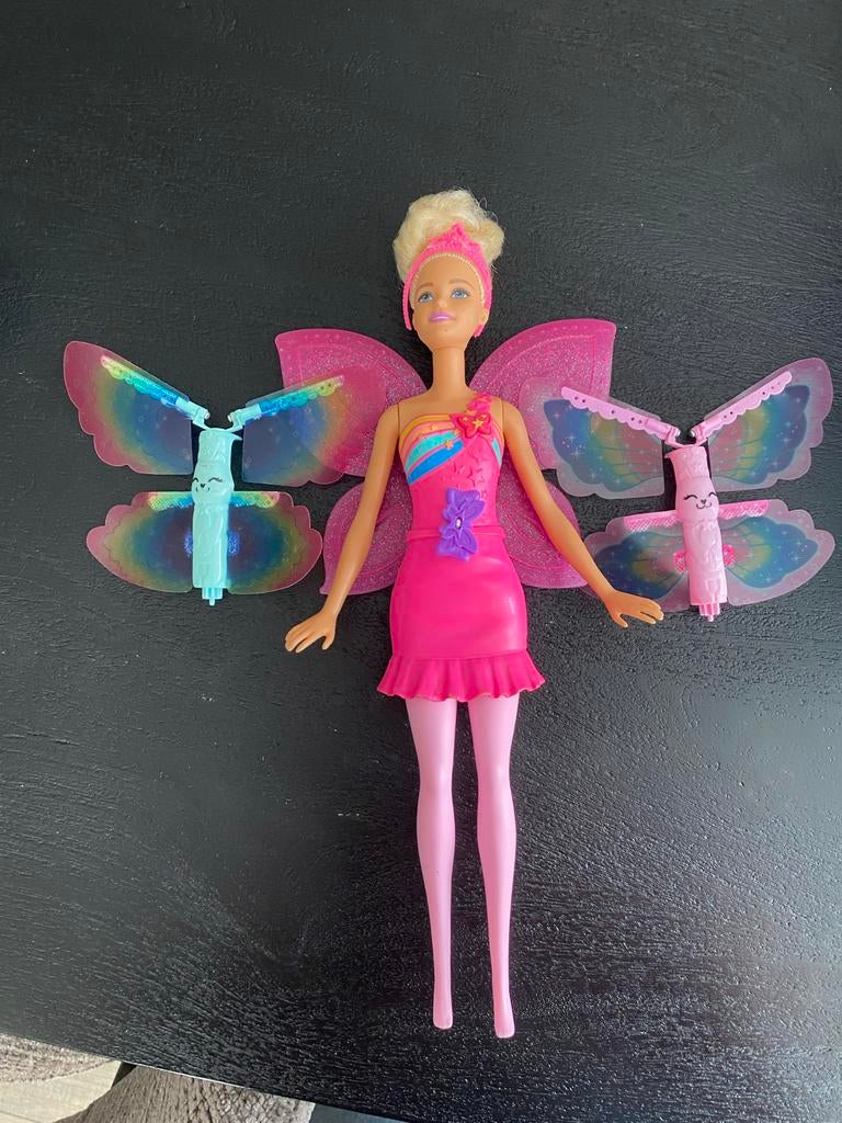 Barbie pop met vleugels en vlinders, Kinderen en Baby's, Speelgoed | Poppen, Ophalen, Gebruikt, Barbie