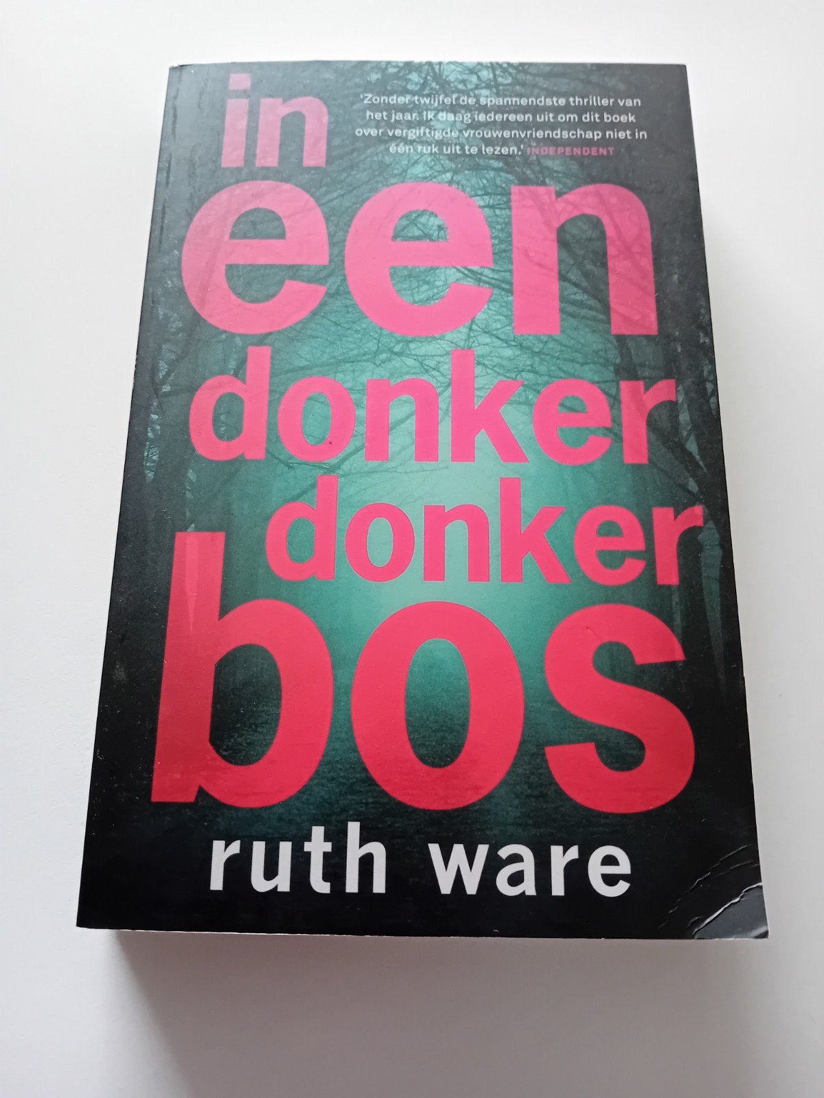 In een donker, donker bos - Ruth Ware (Thriller), Boeken, Thrillers, Ophalen of Verzenden, Gelezen, Ruth Ware, Europa overig