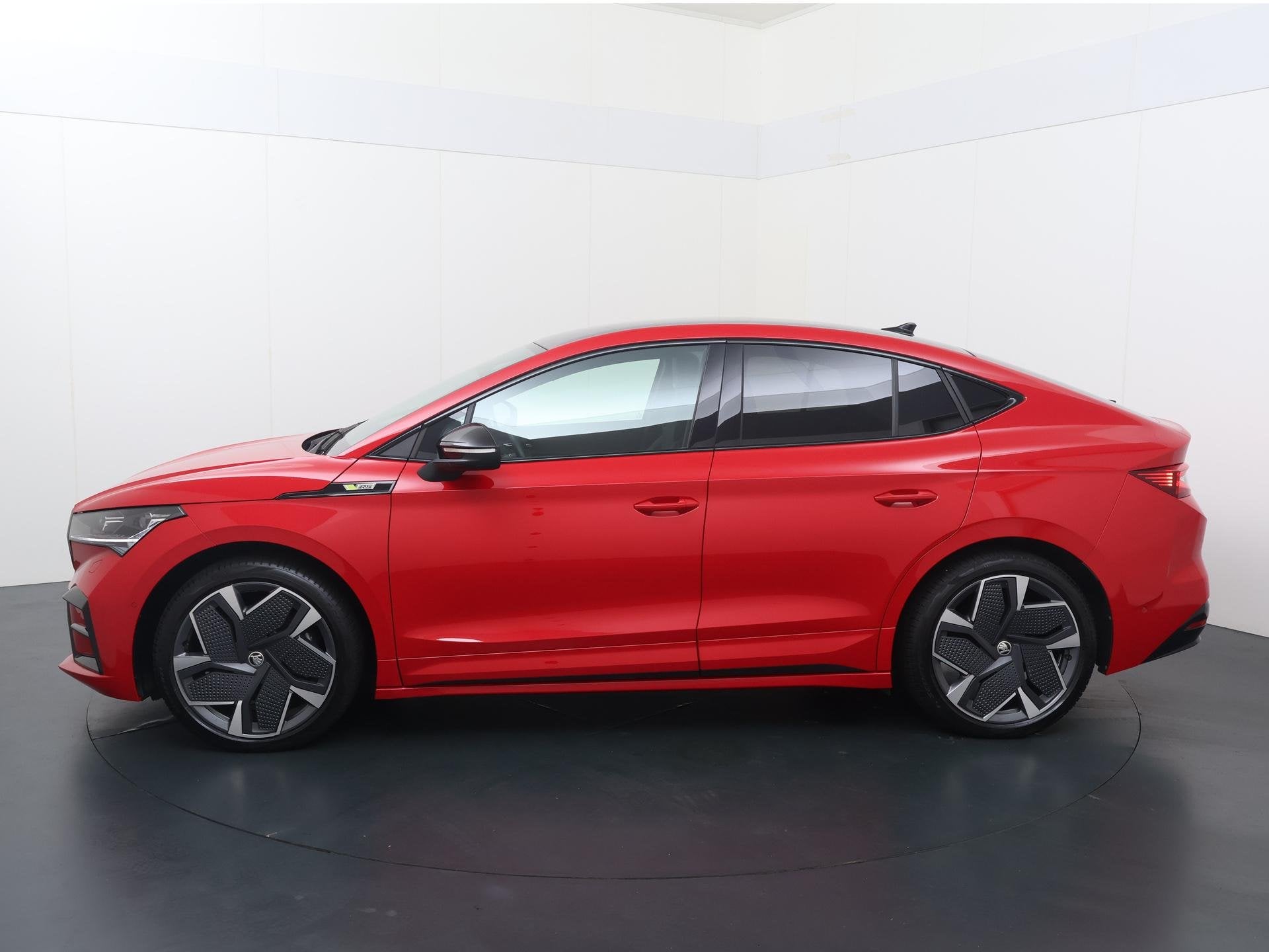 Skoda Enyaq Coupé iV 80 RS | 299 PK | SoH 92% | Adaptive Cr, Auto's, 12 maanden, Gebruikt, Zwart, Vierwielaandrijving