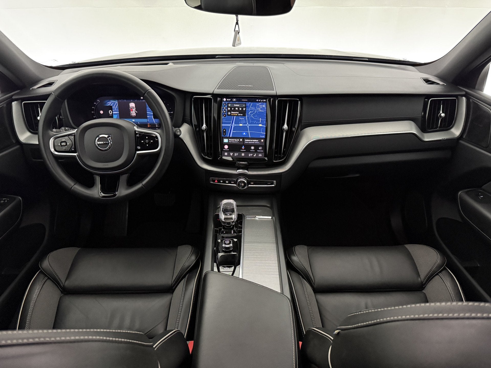 Volvo XC60 2.0 T6 Plug-in hybrid AWD Ultimate Dark R-Design, Auto's, Volvo, Automaat, Gebruikt, Euro 6, 4 cilinders