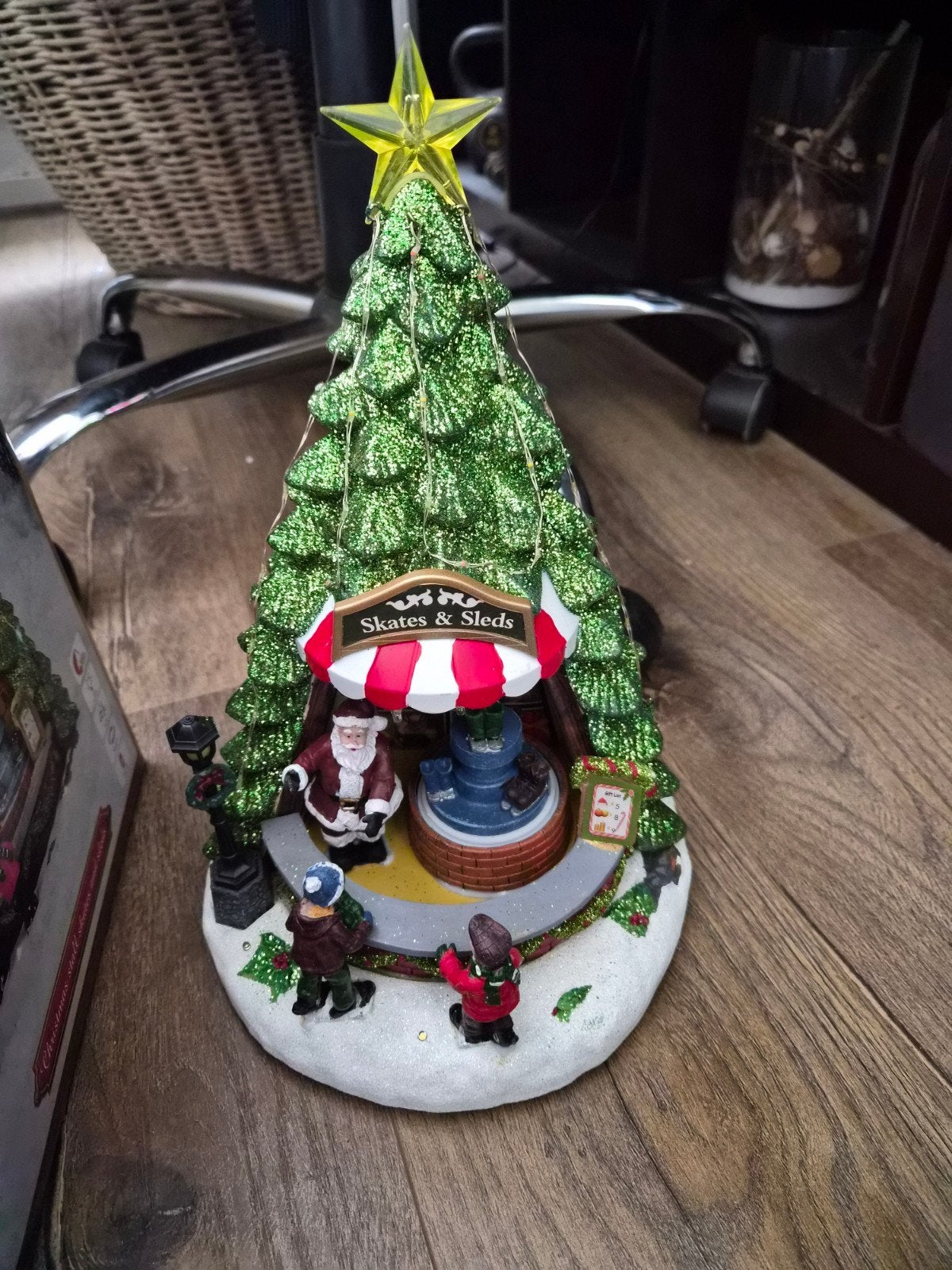 LuVille Kerstdorp Miniatuur – Christmas Stall Skates and Sle, Diversen, Kerst, Ophalen, Zo goed als nieuw
