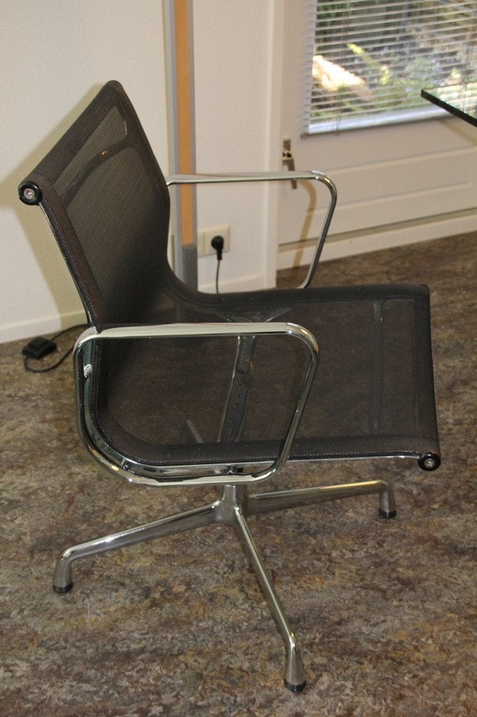 Foto 2 van Vitra Eames Aluminium Chair EA 108