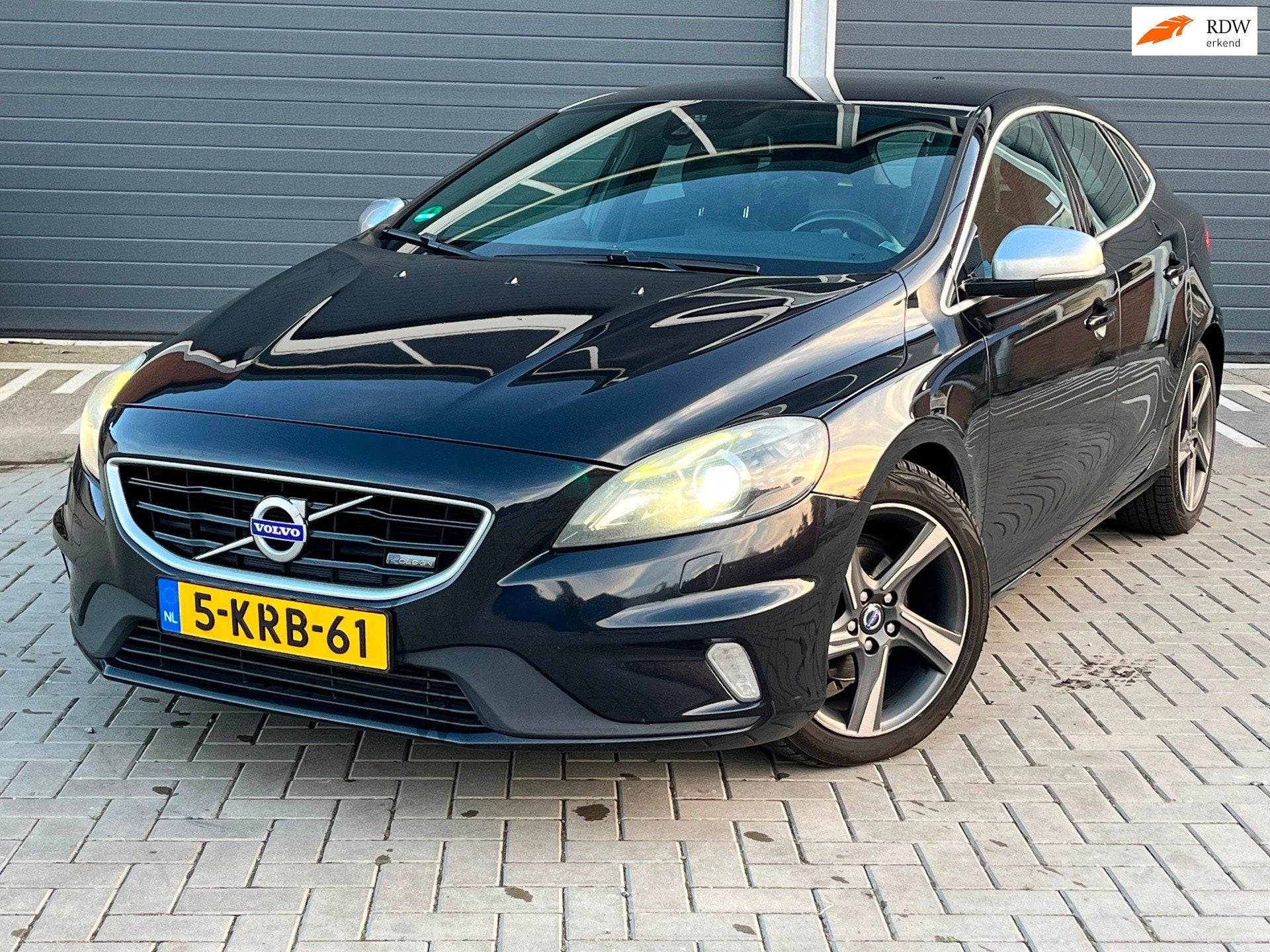 Volvo V40 1.6 D2 R-Design CLIMA XENON NAVI 1e EIGENAAR COMPL, Auto's, Voorwielaandrijving, Euro 5, Gebruikt, 4 cilinders