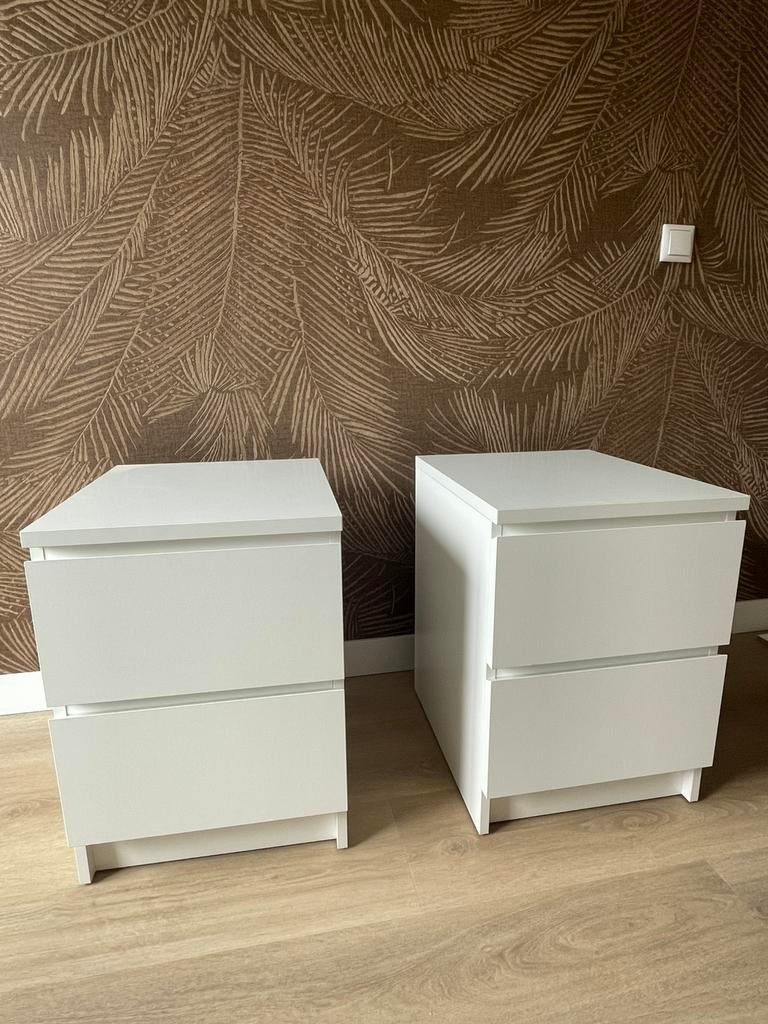 Twee witte nachtkastjes, Huis en Inrichting, Slaapkamer | Nachtkastjes, Ophalen, Zo goed als nieuw, Minder dan 45 cm, 55 tot 70 cm