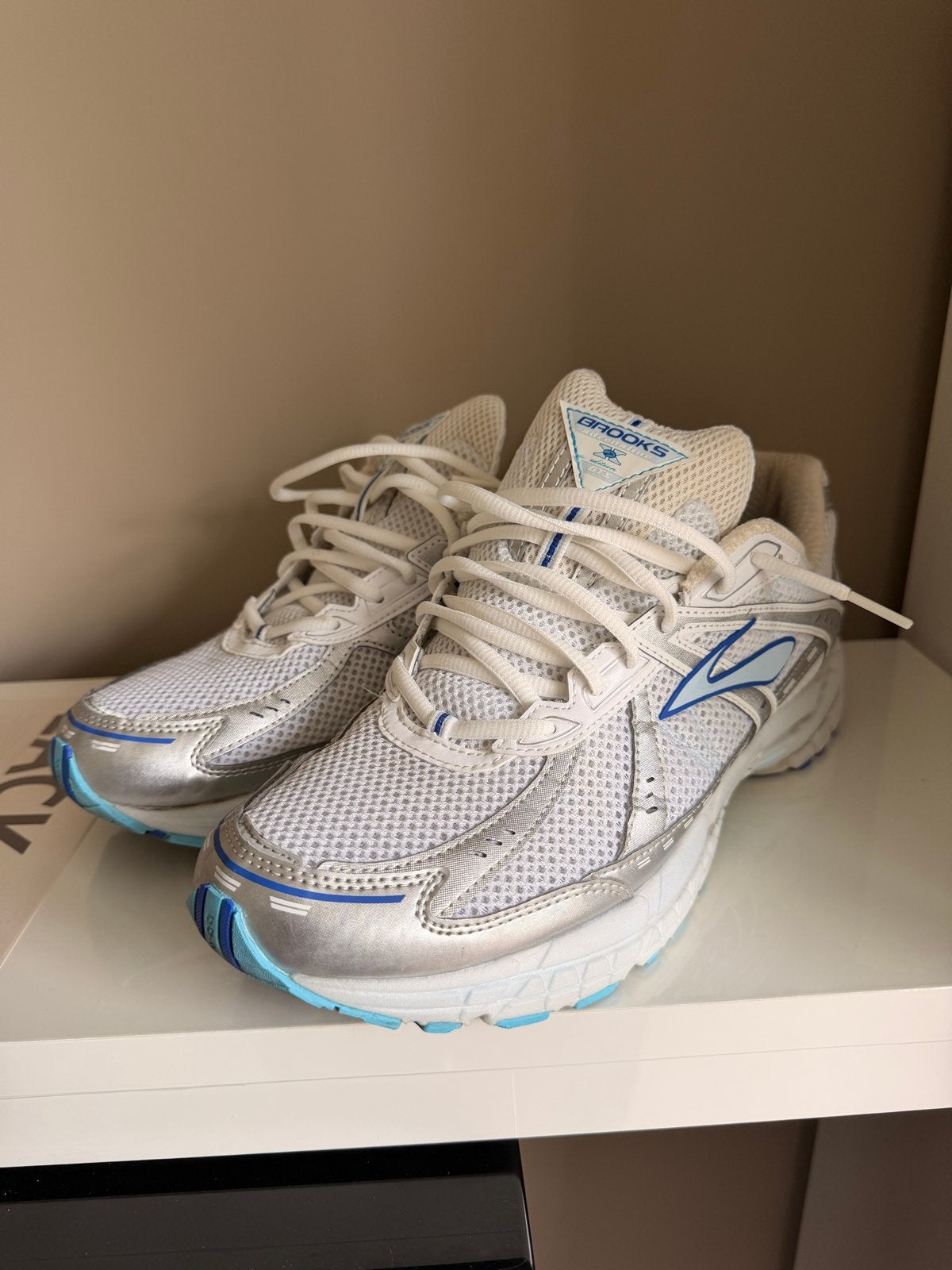 Brooks Adrenaline GTS 10 'White Dazzling Blue Breeze', Overige merken, Gebruikt, Hardloopschoenen, Ophalen of Verzenden