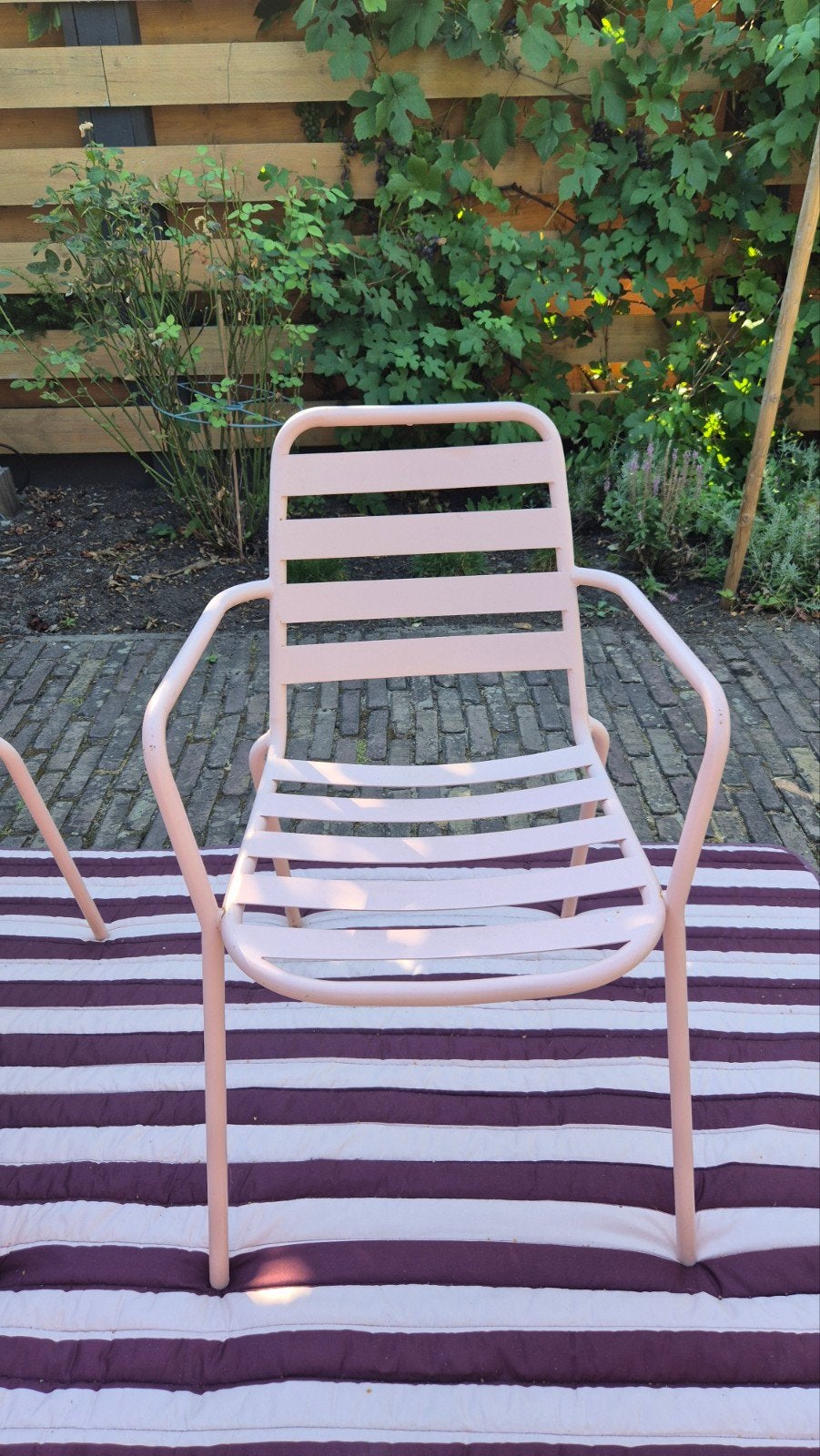 Lichtroze metalen tuinstoelen (2 stuks), Ophalen, Gebruikt, Metaal, Stapelbaar