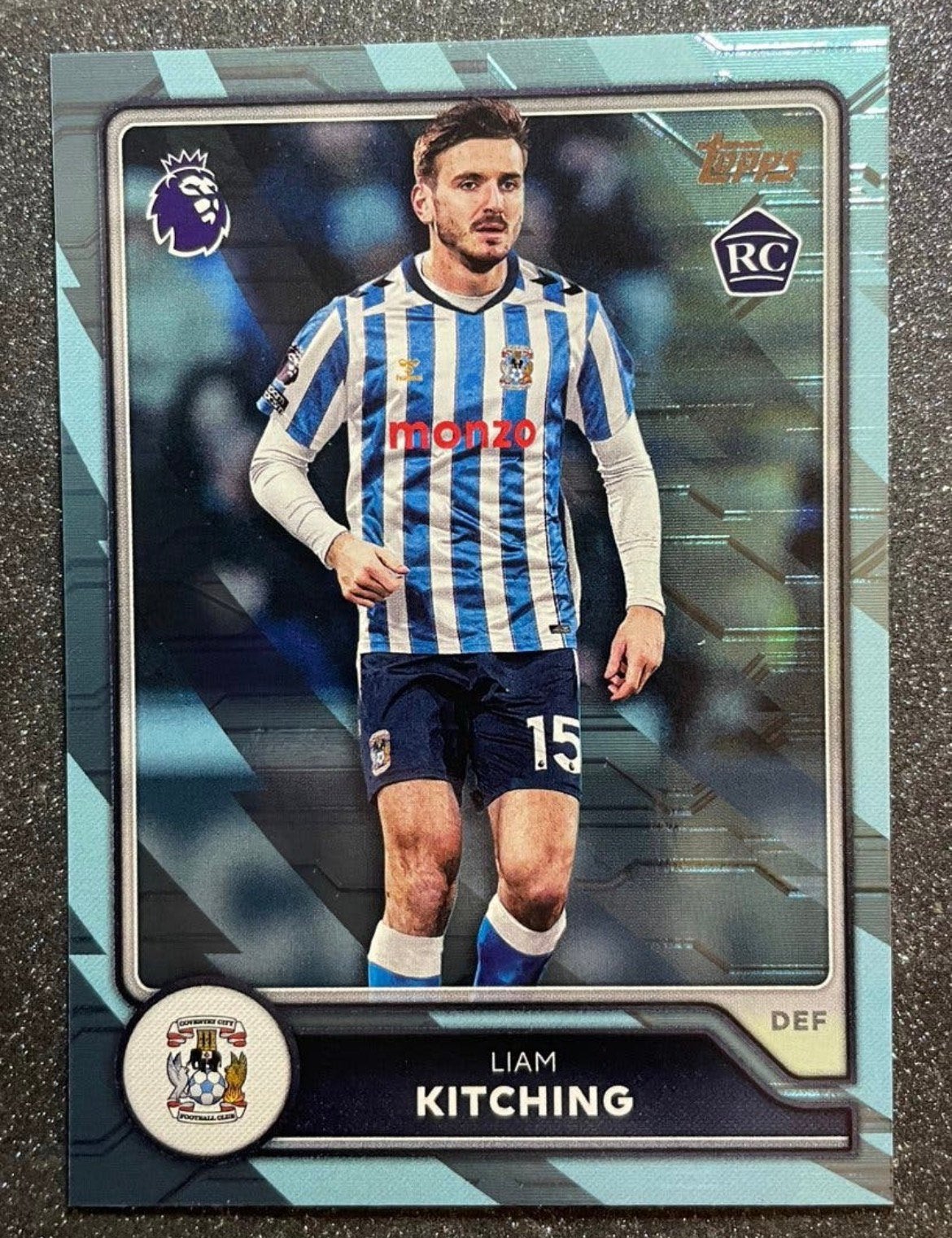 Topps Flagship Premier League 26/27 BLUE VOLTAGE RC KITCHING, Verzenden, Zo goed als nieuw, Plaatje