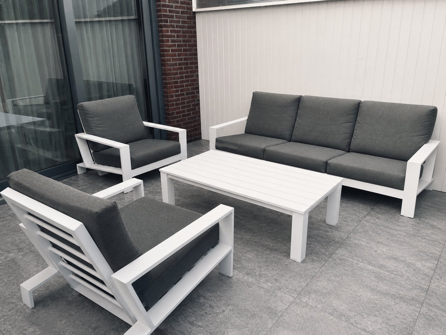 Moderne witte loungeset met grijze kussens, Tuin en Terras, Ophalen, 5 zitplaatsen, Gebruikt, Aluminium
