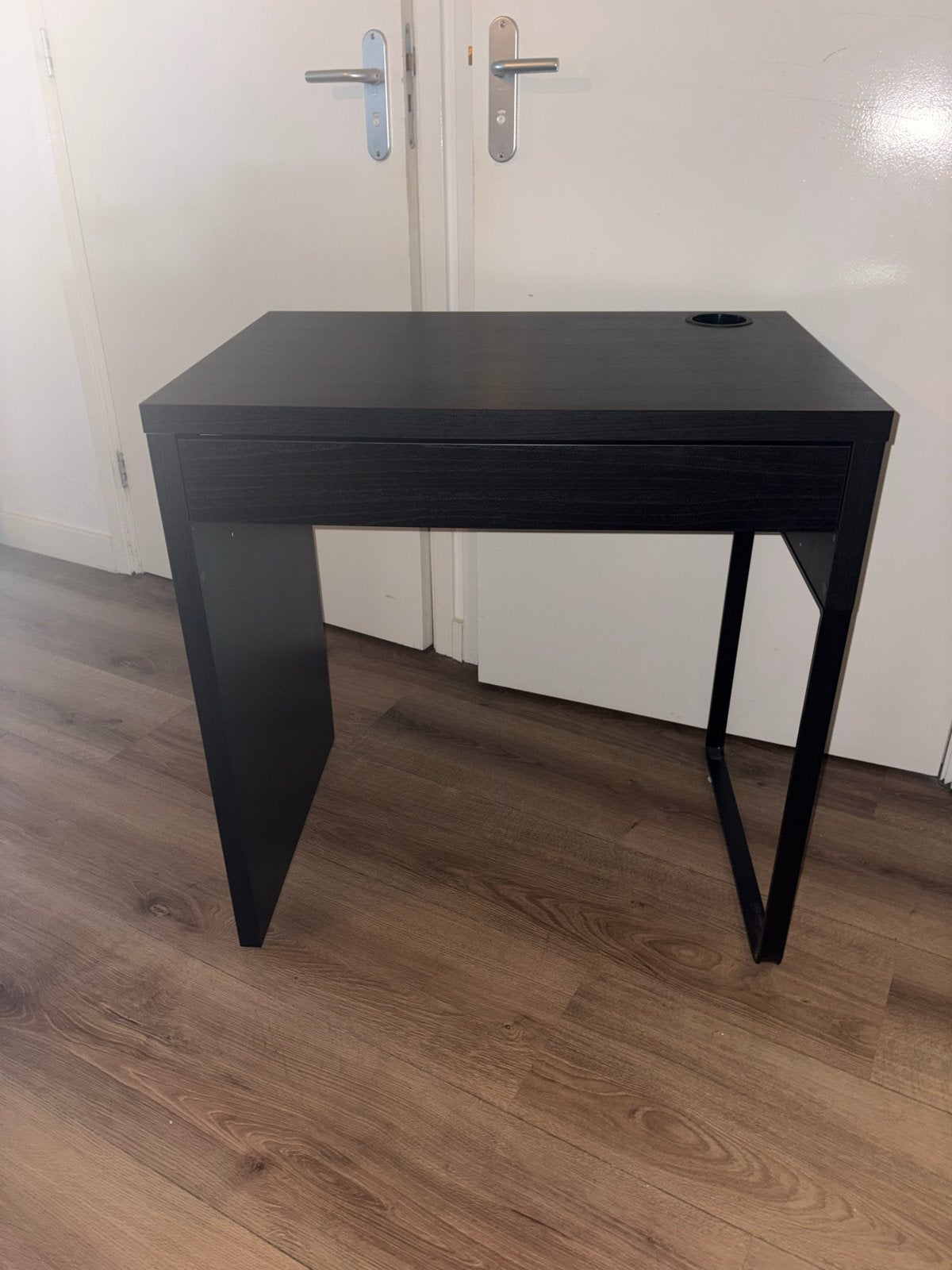 Zwart bureau met lade en kabeldoorvoer van ikea, Ophalen, Zwart, Gebruikt, Met lades
