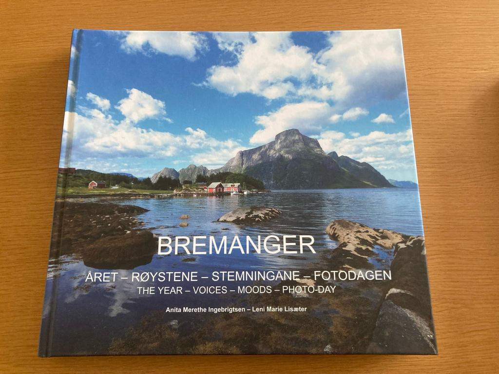 Bremanger, Noorwegen; in Noors en Engels geschreven *NIEUW*, Ophalen of Verzenden, Nieuw, Noors, Fictie