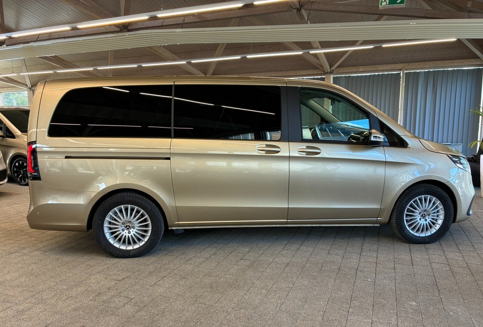 Mercedes-Benz EQV 300 L2 Avantgarde 90 kWh Nieuw Model 7-zit, Auto's, 12 maanden, Gebruikt, Overige kleuren, 2535 kg