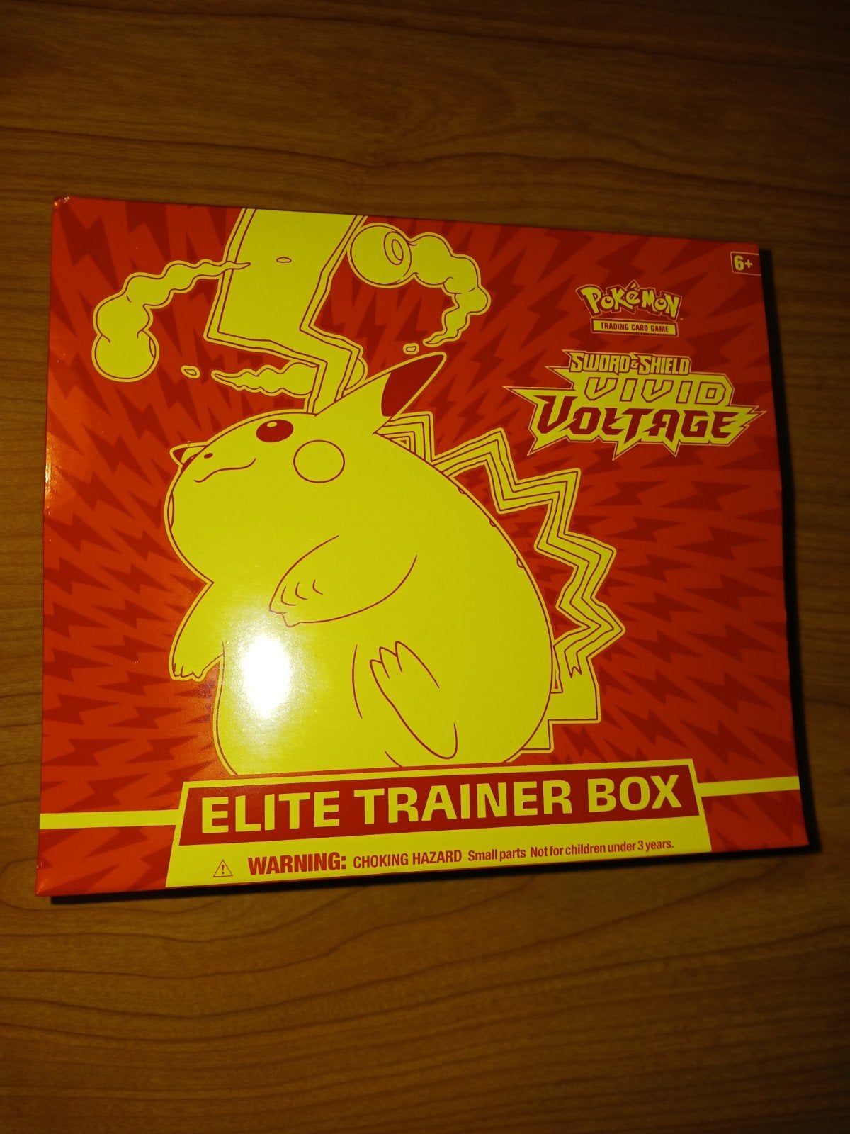 vivid voltage elite trainer box, Hobby en Vrije tijd, Verzamelkaartspellen | Pokémon, Ophalen of Verzenden, Zo goed als nieuw