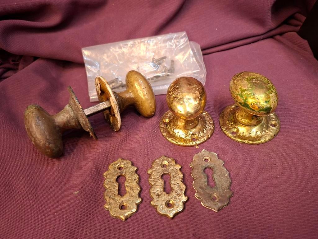 Antieke ovale messing deurknoppen met sleutelrozetten, Antiek en Kunst, Ophalen of Verzenden
