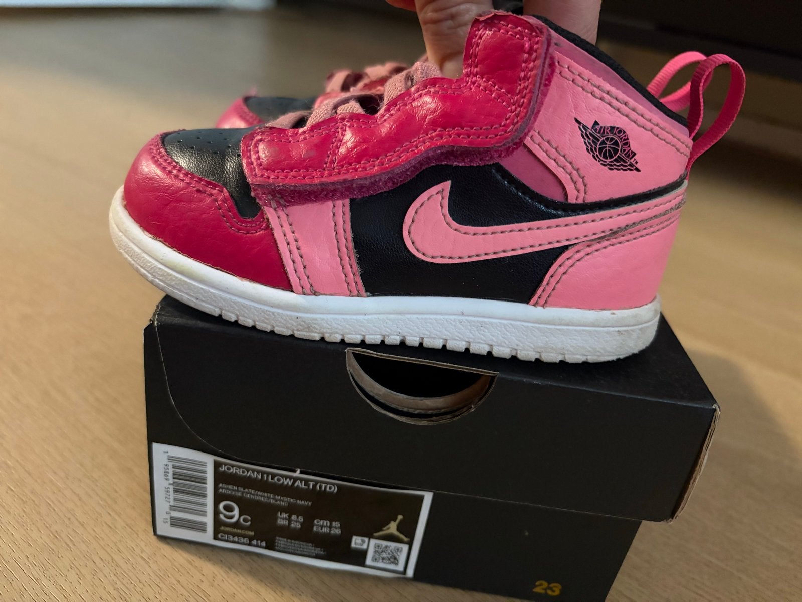 Jordan 1 Low Alt (TD) - Roze/Zwart schoenen maat 26, Ophalen of Verzenden, Zo goed als nieuw, Meisje, Schoentjes