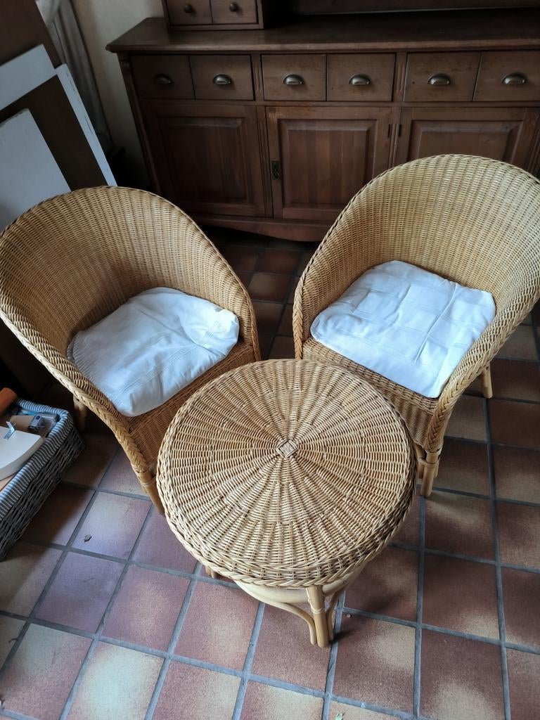 Rotan zitje: 2 stoelen met kussens en salontafel, Huis en Inrichting, Stoelen, Ophalen, Gebruikt, Twee, Overige kleuren