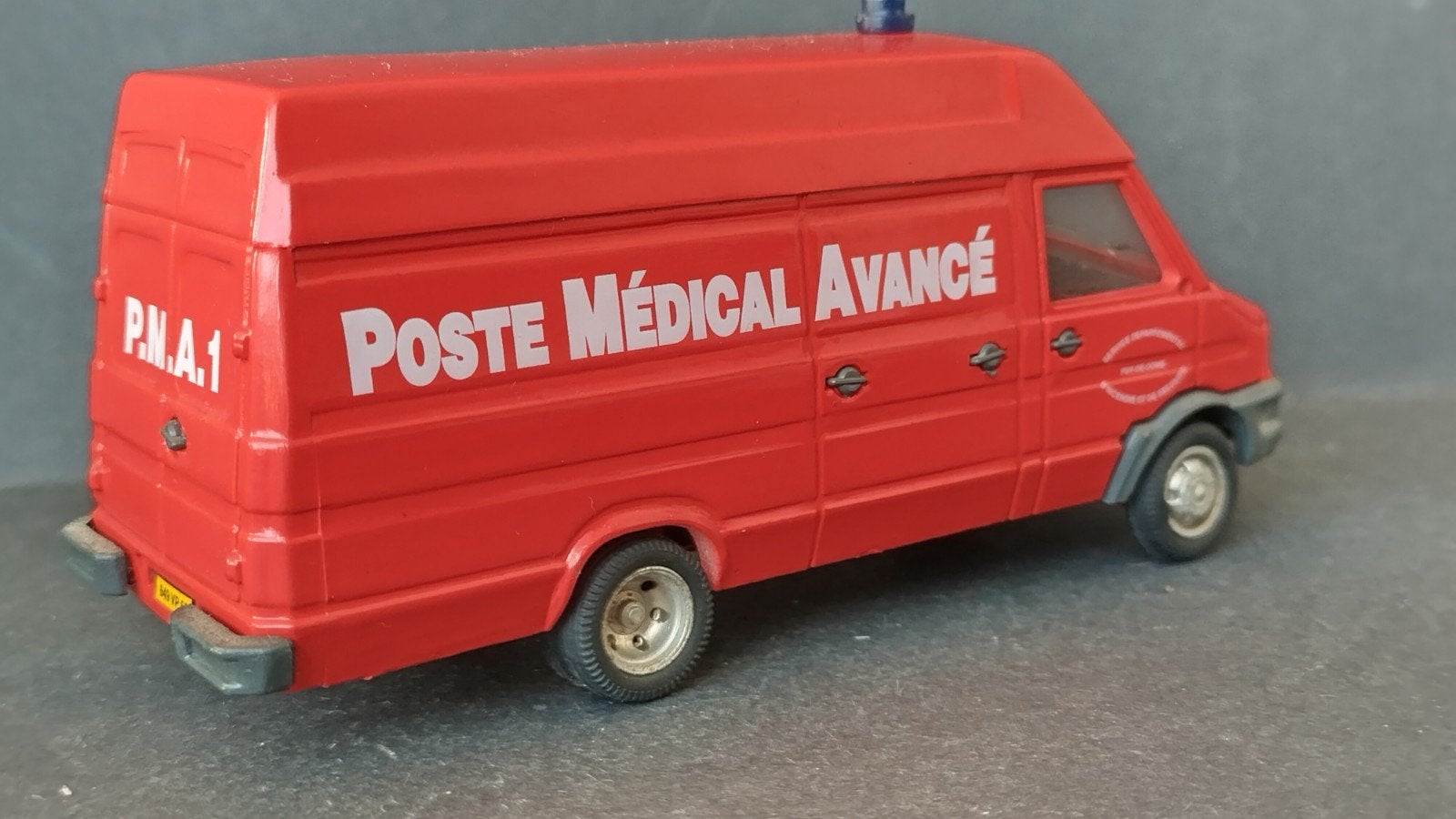 Iveco Daily facelift Poste Medical Avance 1:43 Old Cars Pol, Overige merken, Auto, Verzenden, .