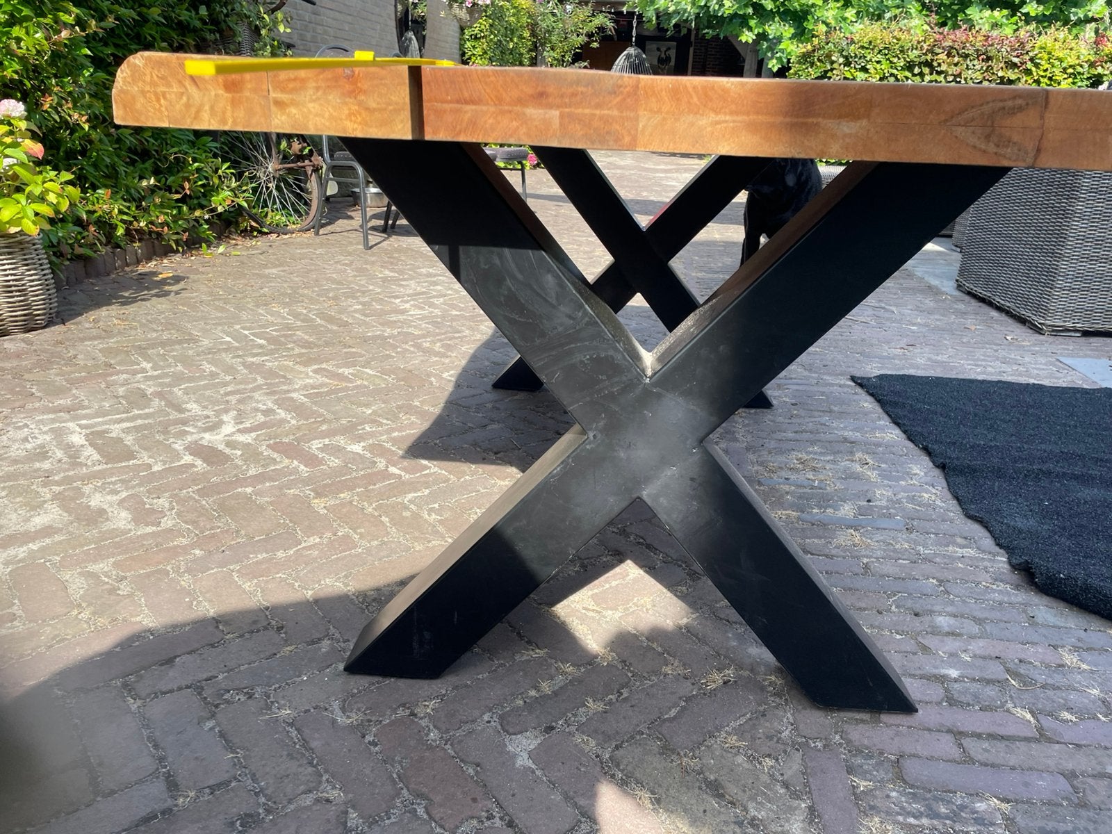 Eikenhouten tafel met stalen onderstel 1,6 x1 meter breed, Tuin en Terras, Tuintafels, Ophalen of Verzenden, Zo goed als nieuw