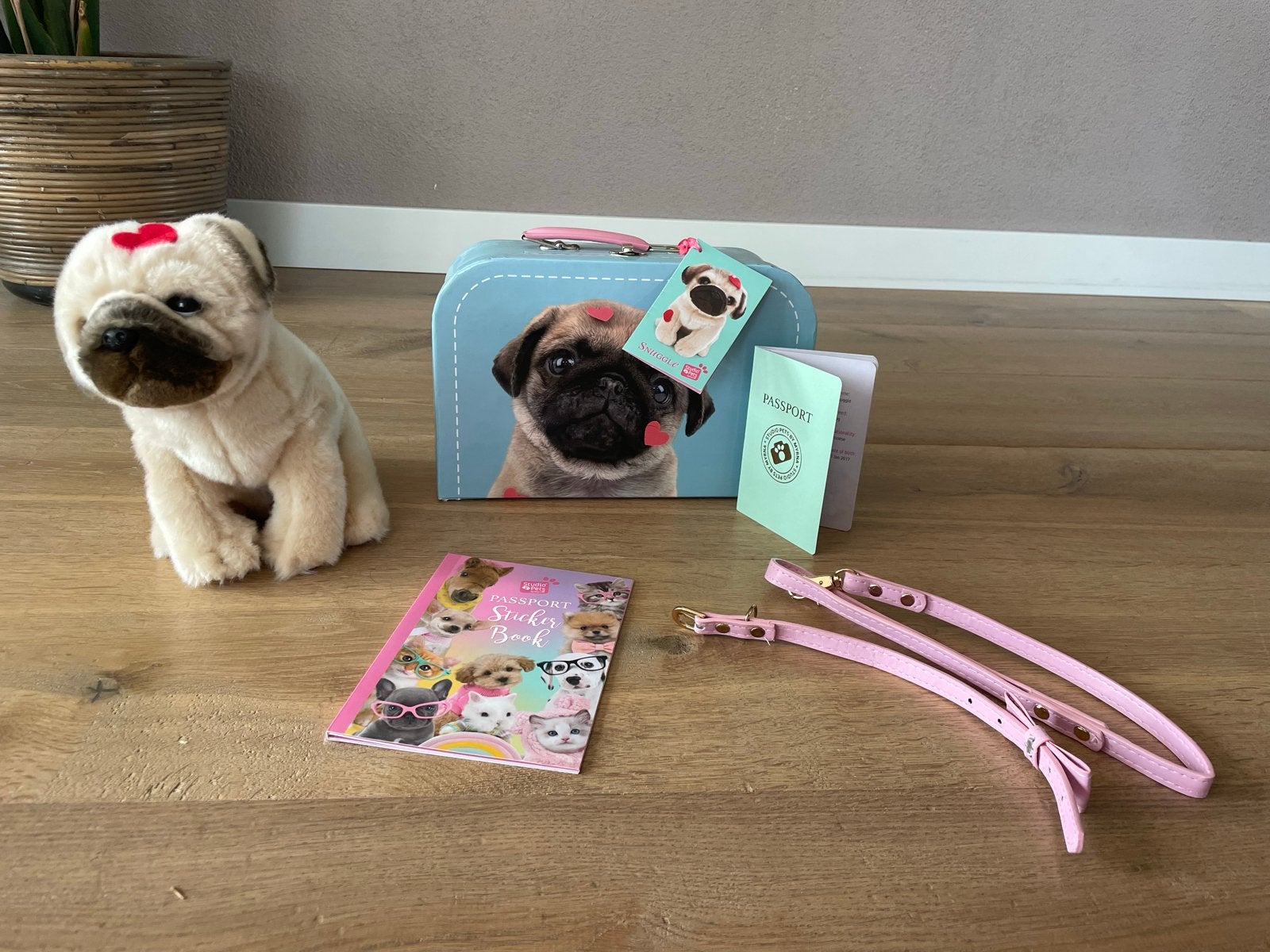 Nieuwe Studio Pets Mopshond Knuffel met Koffer & Accessoires, Ophalen, Overige merken, Nieuw, Hond