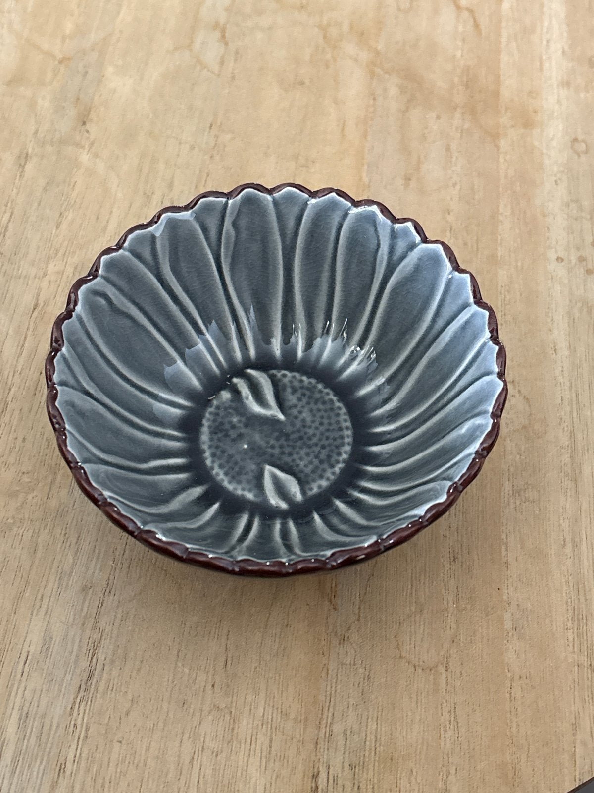 Decoratieve keramische schaal - bloemmotief, Huis en Inrichting, Keuken | Servies, Keramiek, Ophalen of Verzenden, Overige stijlen