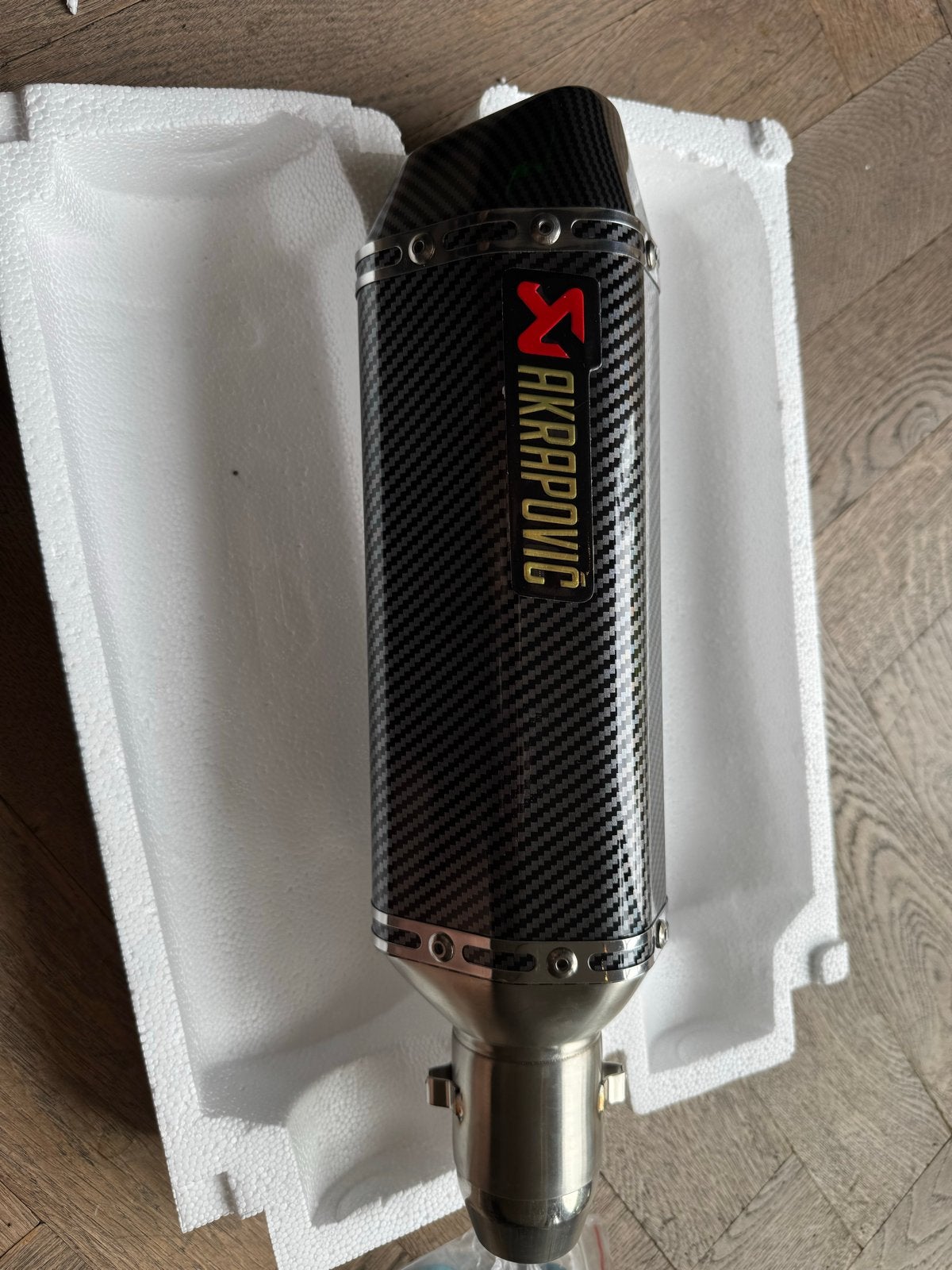 Akrapovic Einddemper Scooter/Motorscooter Carbon Look, Motoren, Ophalen of Verzenden, Nieuw