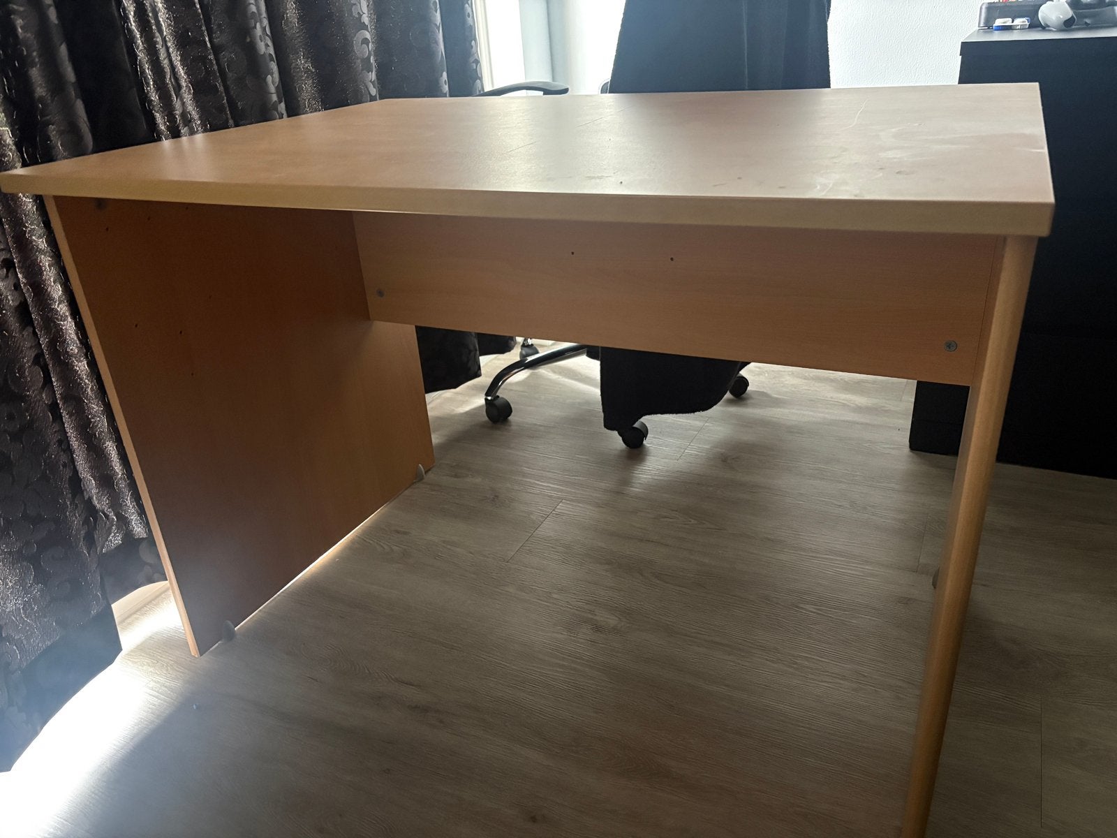 Eenvoudig, ruim bureau, Ophalen, Spaanplaat of MDF, Zo goed als nieuw, Computerbureau