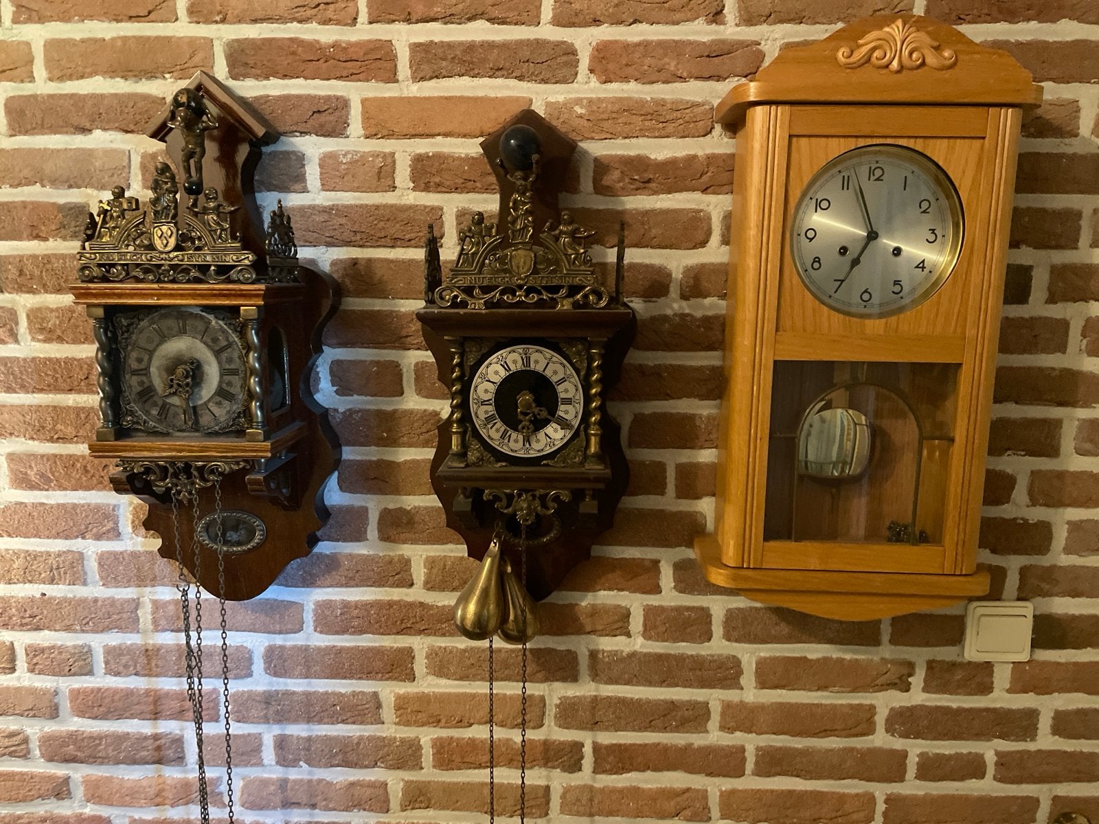 Drie Antieke Wandklokken - Decoratieve Set, Ophalen