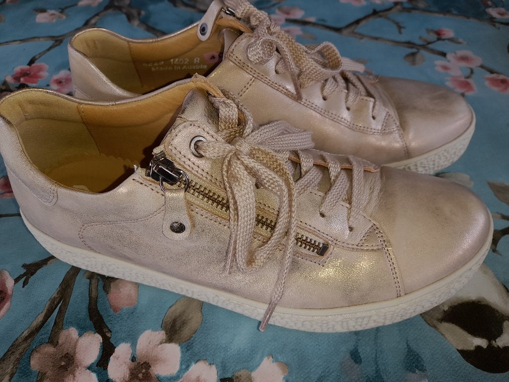 Schoenen hartjes maat 7,5 wijdte H, Kleding | Dames, Schoenen, Beige, Ophalen of Verzenden, Hartjes, Sneakers of Gympen