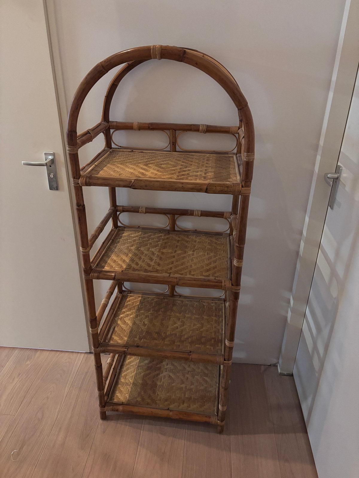 Vintage rotan boekenrek / plantenrek met 4 planken, Ophalen, Zo goed als nieuw