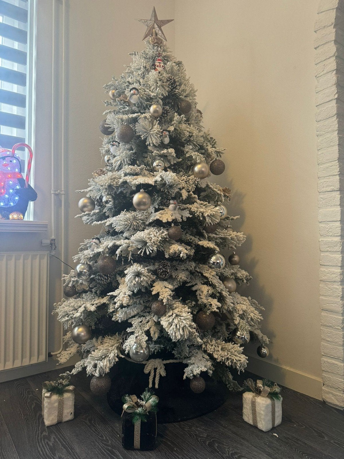 Kerstboom  met ballen kerst verlichting   voet  sier rand, Diversen, Ophalen of Verzenden