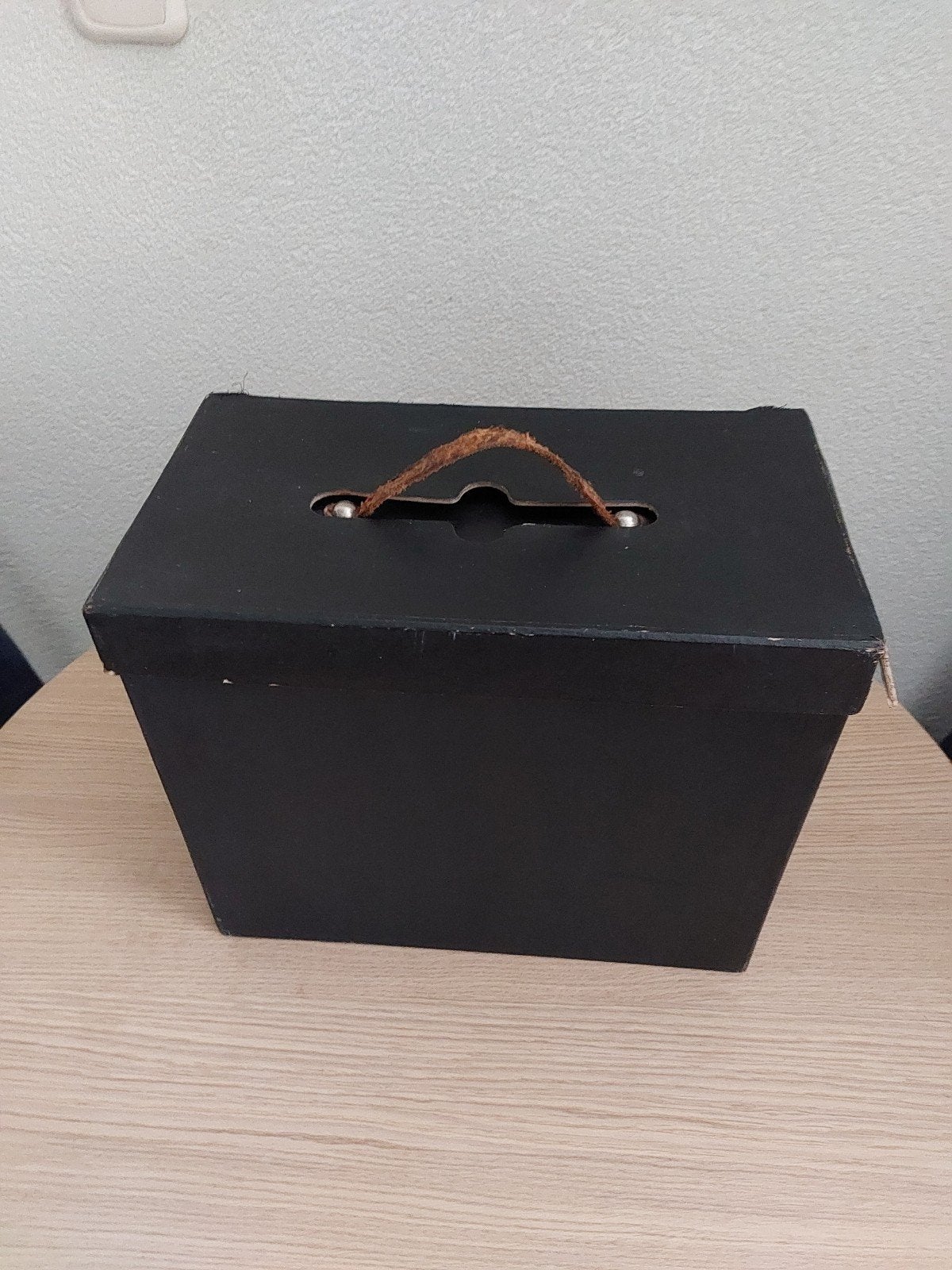 Hoge hoed in koffer  uit 1954, Huis en Inrichting, Woonaccessoires | Kisten, Ophalen of Verzenden, 50 tot 75 cm, 50 tot 75 cm