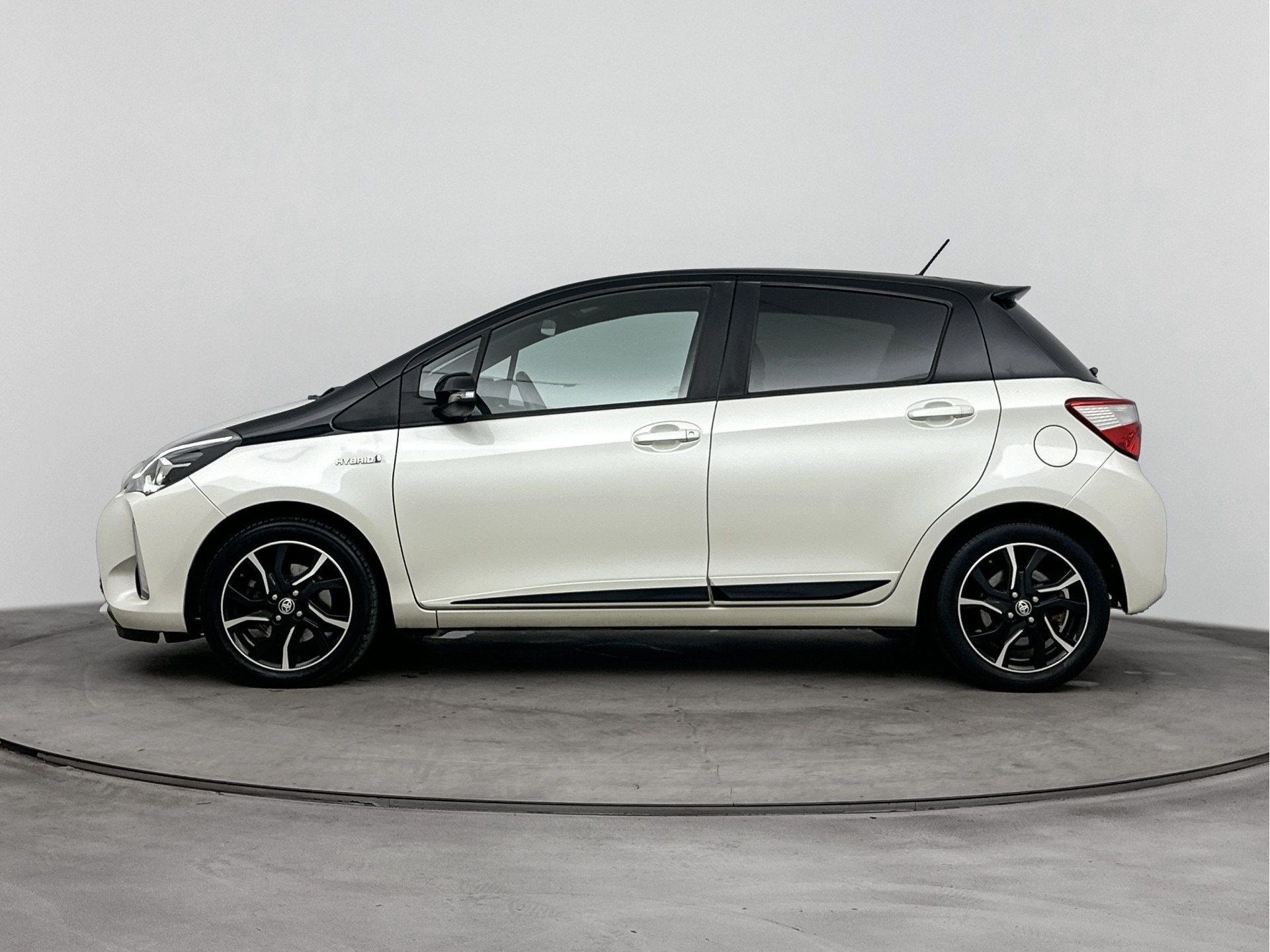 Toyota Yaris 1.5 Hybrid Bi-Tone | Lichtmetalen Velgen | Mist, Auto's, Gebruikt, 4 cilinders, Origineel Nederlands, Bedrijf