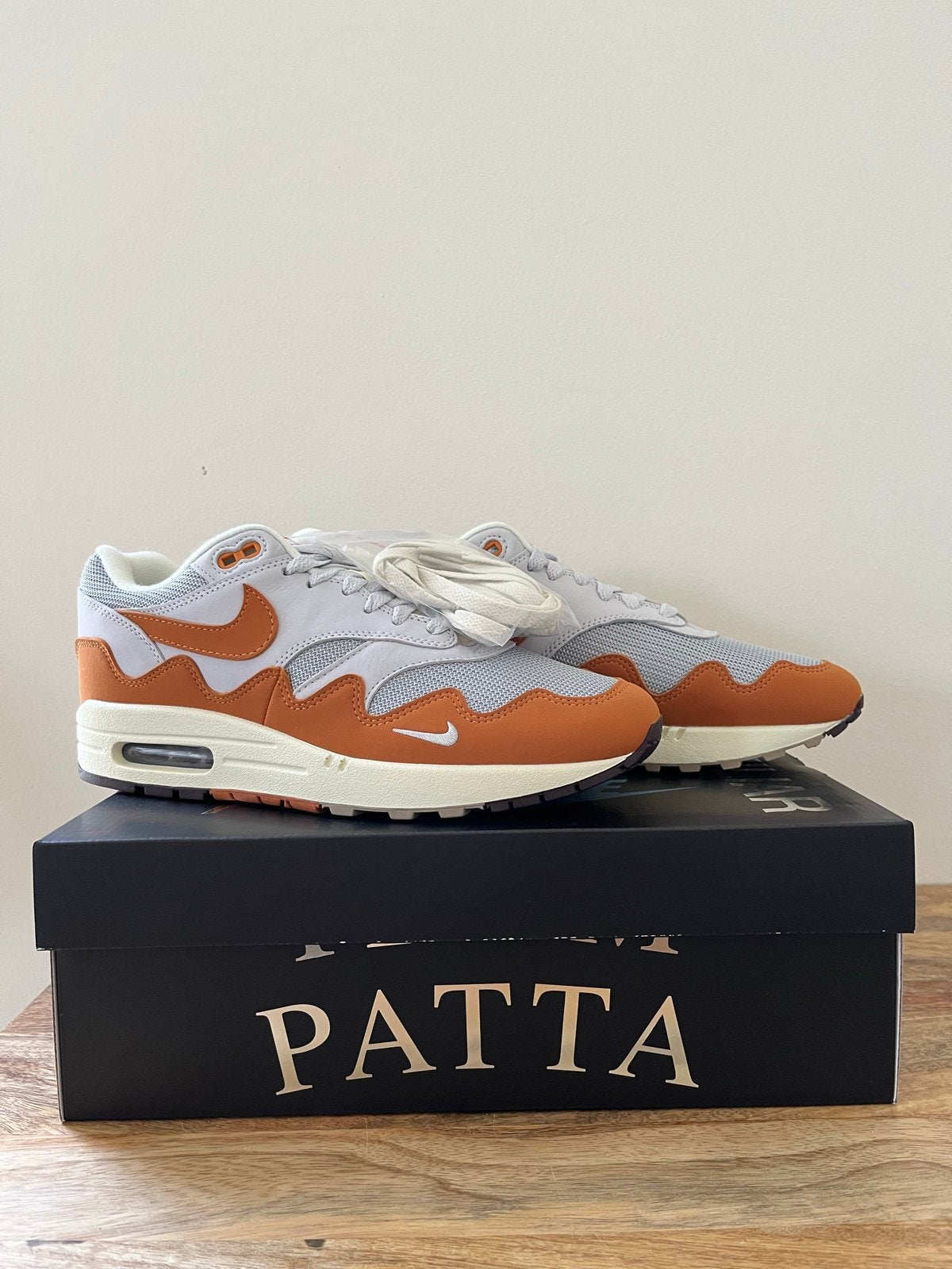 Nike Air Max 1 Patta Monarch - Maat 42.5 - Nieuw in doos, Ophalen of Verzenden, Nieuw, Overige kleuren