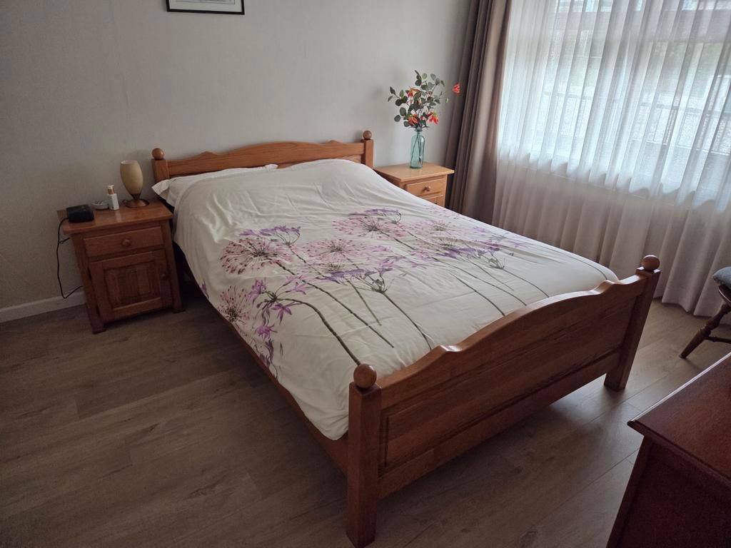 Massief houten tweepersoonsbed met nachtkastjes, Huis en Inrichting, Slaapkamer | Bedden, Gebruikt, Bruin, Tweepersoons, 200 cm