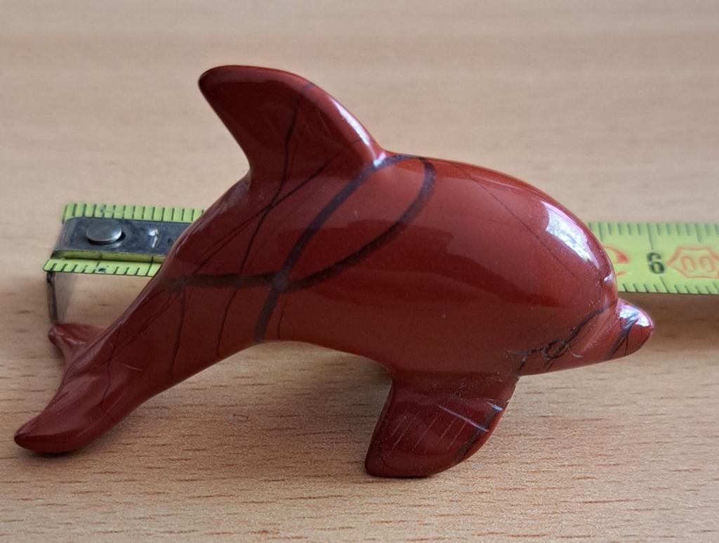 Rode jaspis dolfijn beeldje uit Brazilië, Verzamelen, Dierenverzamelingen, Gebruikt, Beeldje of Figuurtje, Overige soorten, Ophalen of Verzenden