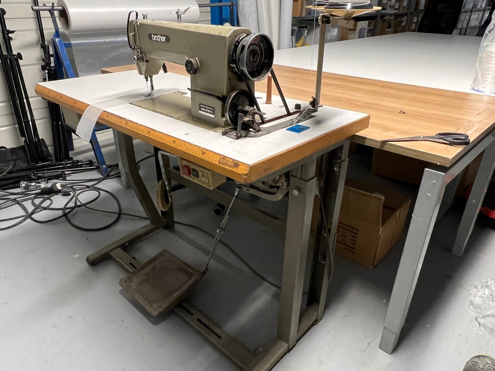 Brother industriële naaimachine DB2-B735 complete set, Hobby en Vrije tijd, Naaimachines en Toebehoren, Ophalen, Gebruikt, Naaimachine