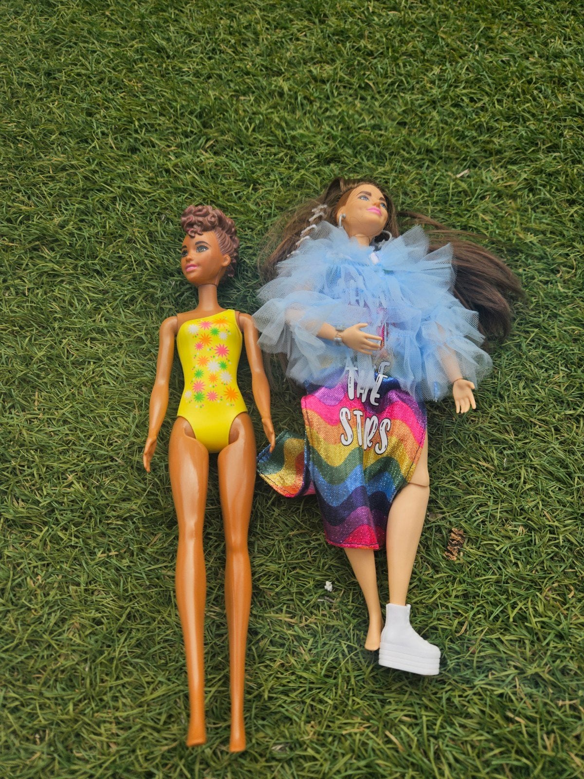 Twee Barbiepoppen - diverse outfits, Kinderen en Baby's, Ophalen of Verzenden, Zo goed als nieuw