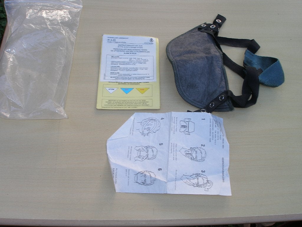 Mondmasker NBC-bescherming en instructiekaart (IK) 3-20, Verzamelen, Ophalen of Verzenden, Landmacht, Nederland, Overige typen