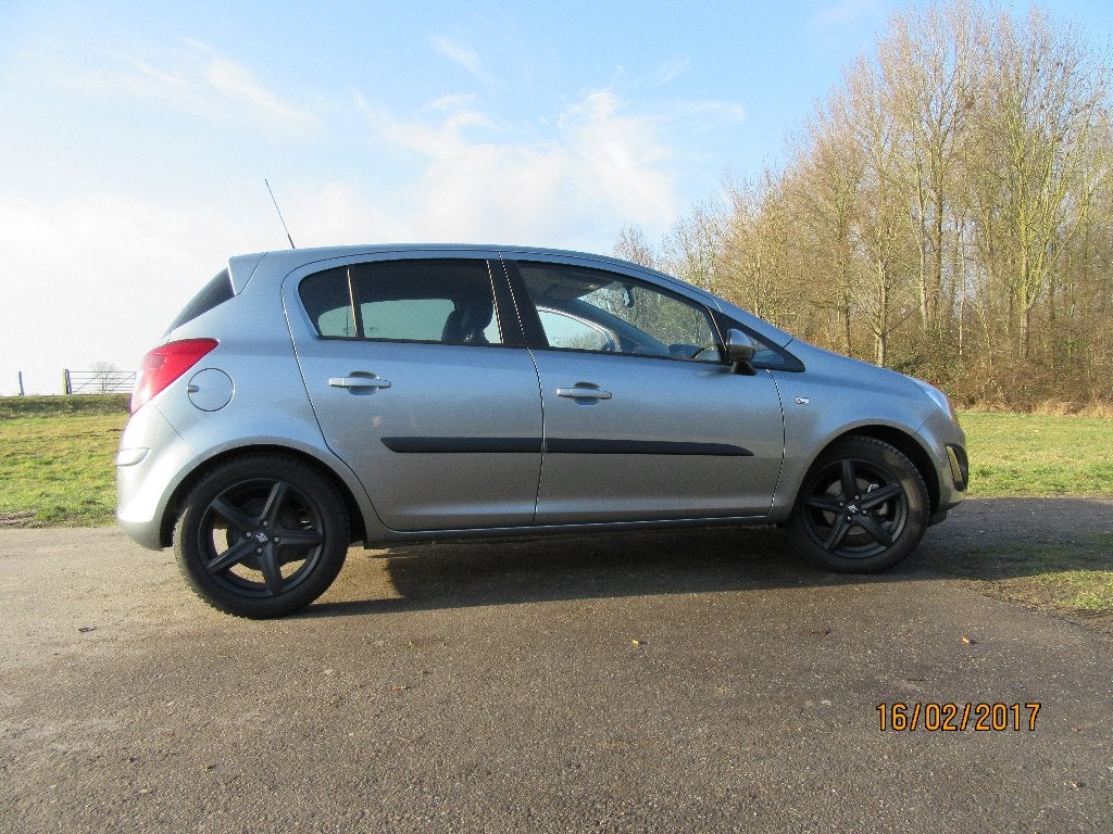 Opel Corsa D set 16 inch winterbanden met matzwarte velgen., Auto-onderdelen, Ophalen, Gebruikt, 16 inch, Banden en Velgen